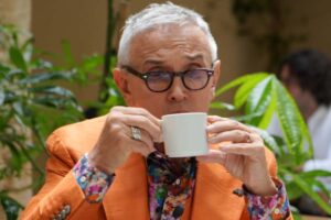chef bruno barbieri mentre beve un tè