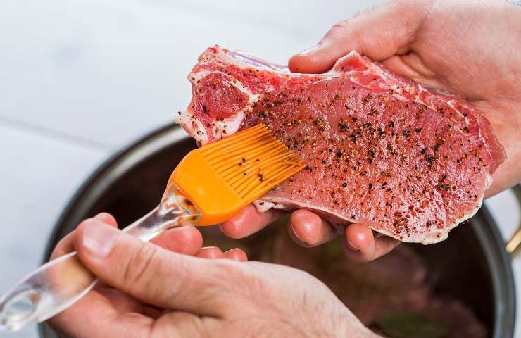 Una fetta di carne tra le mani