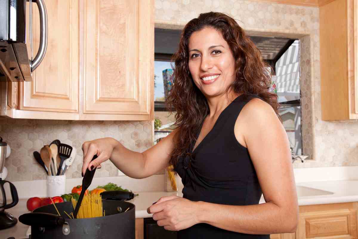 Una donna che cucina e sorride