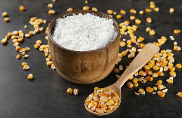 Una ciotola con amido di mais o maizena
