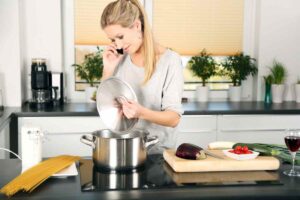 Una donna che cucina di buonumore