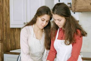 Due donne che cucinano insieme