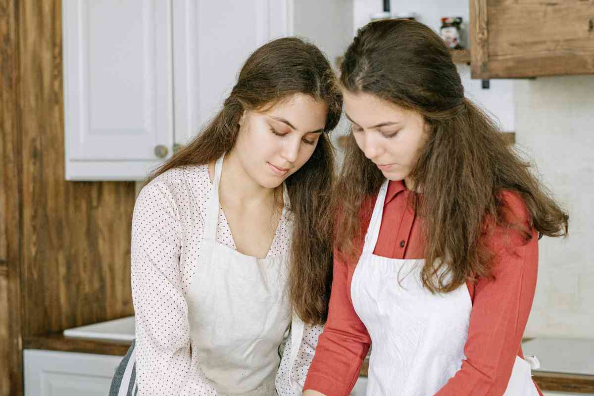 Due donne che cucinano insieme