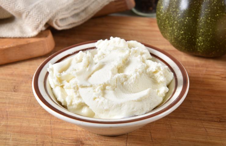 Un piatto pieno di ricotta fresca