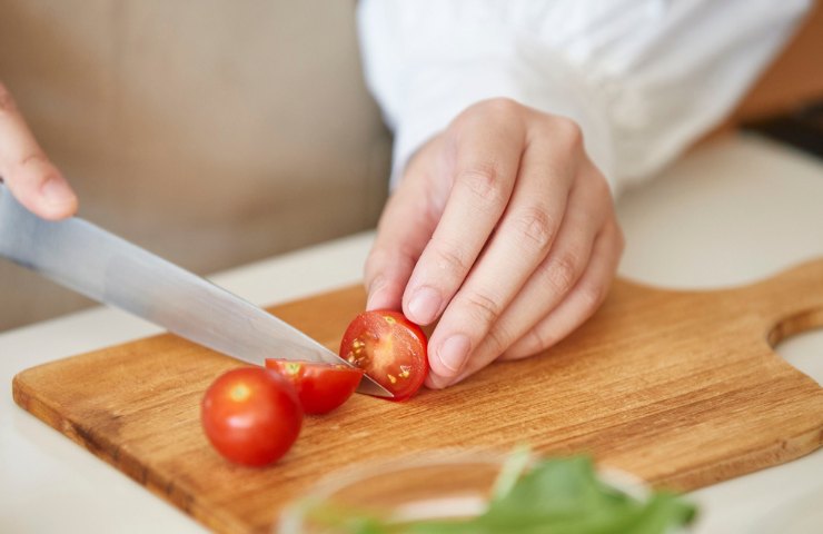 Pomodorini affettati su un tagliere