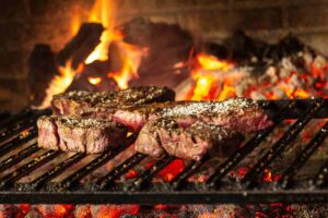 Fette di carne che cuociono