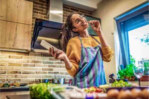 Una donna contenta in cucina