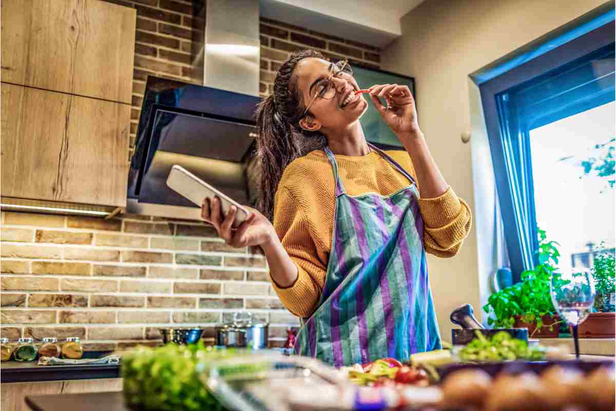 Una donna contenta in cucina
