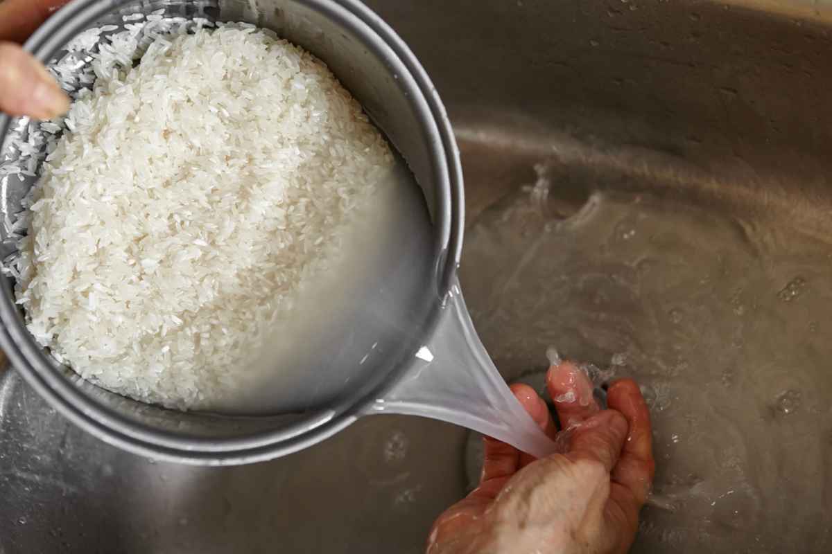 Persona che versa acqua del riso