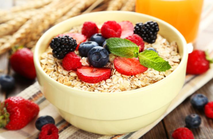 tazza di fiocchi di avena con sopra frutti di bosco