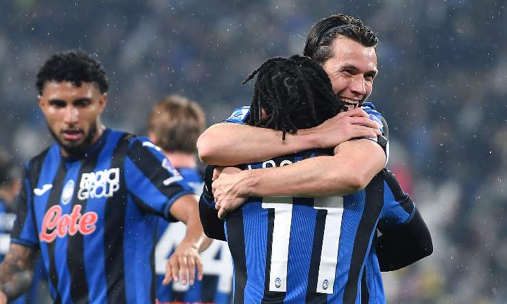 lookman esulta coi compagni