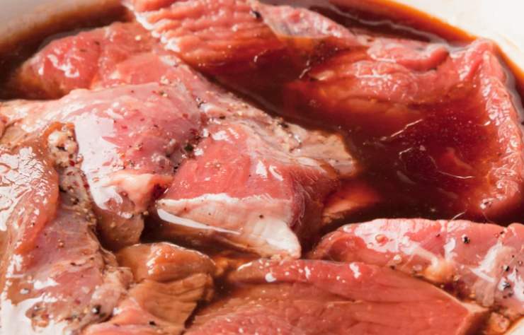carne cruda immersa in sugo