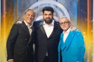 i tre giudici di masterchef abbracciati
