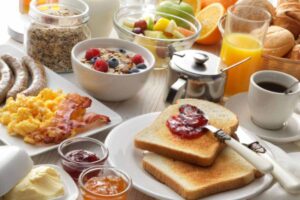 diversi cibi da colazione sopra ad un tavolo