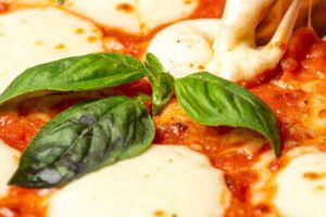 mozzarella al sugo con basilico