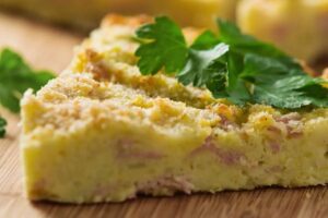 Fetta di pasticcio di pane farcito