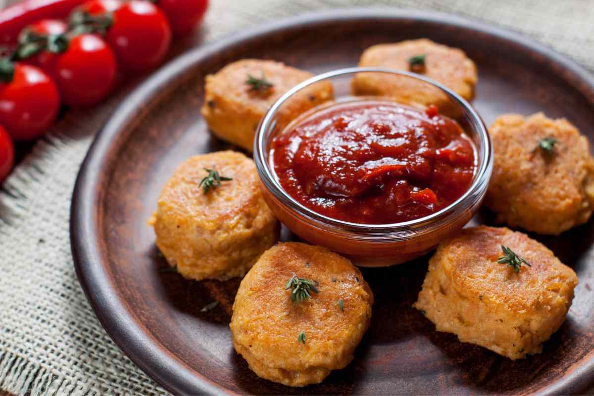 polpette di salmone con salsa e pomodori