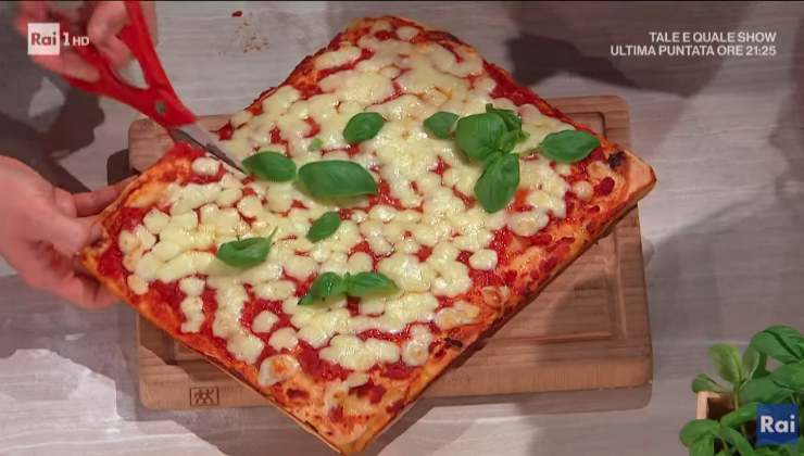 pizza Margherita con basilico