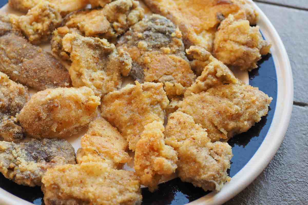piatto di funghi impanati e fritti