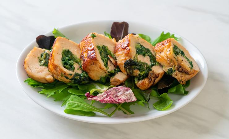 piatto con involtini di pollo e spinaci