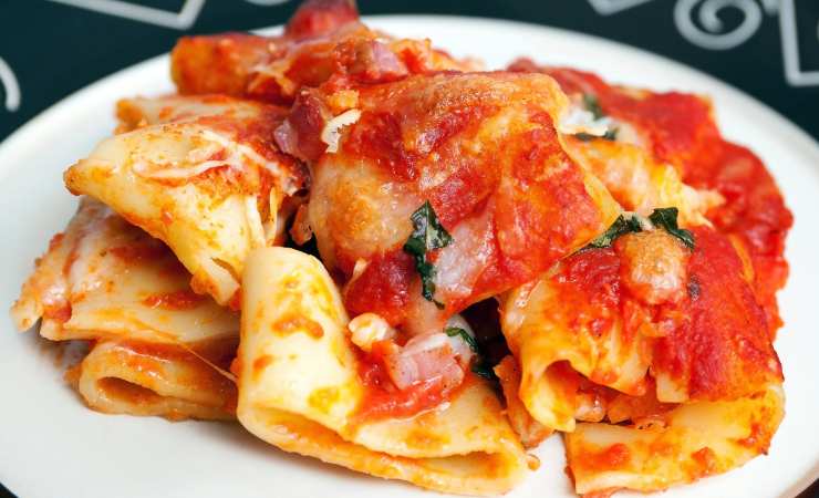 piatto paccheri pomodoro guanciale cipolla