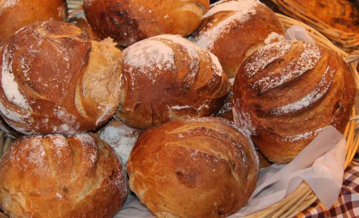 cestino con panini croccanti