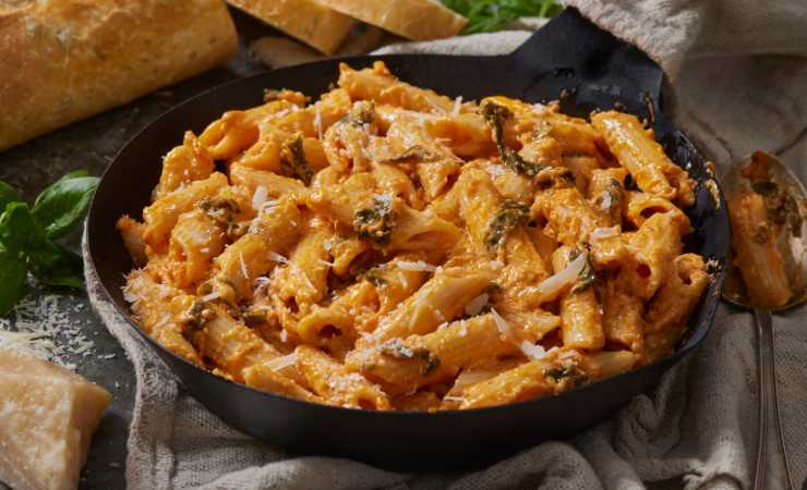 pentola di pasta al sugo cremosa