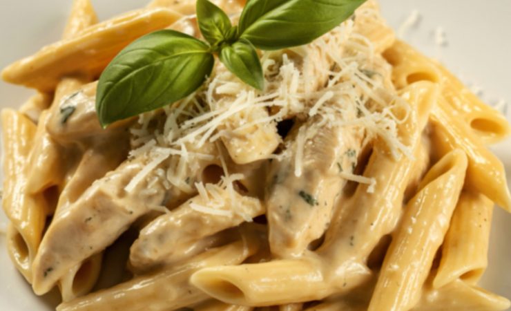 Pennette condite con panna, parmigiano e basilico