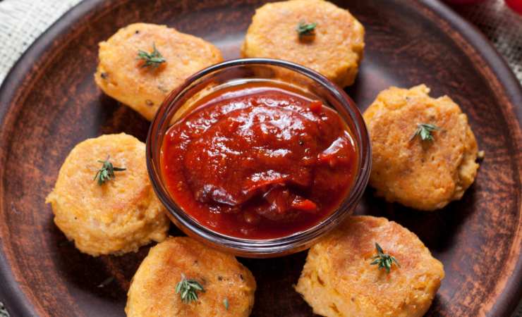 piatto di polpette di salmone con ciotolina di salsa