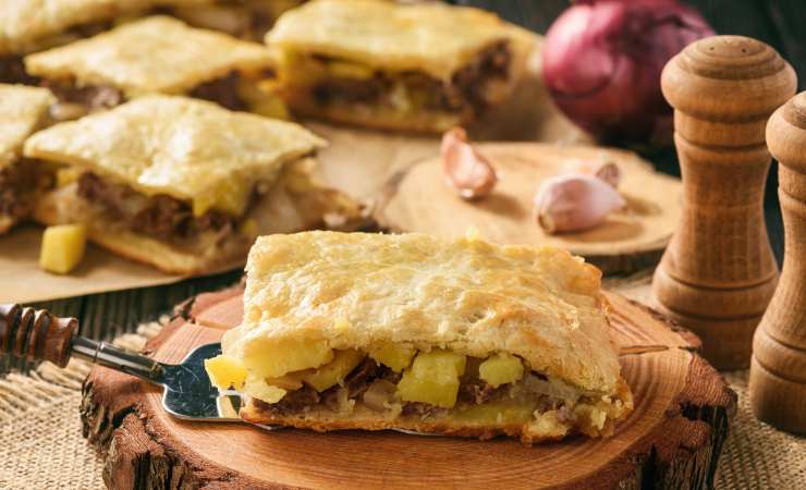 quadretti di torta salata con patate e salsiccia