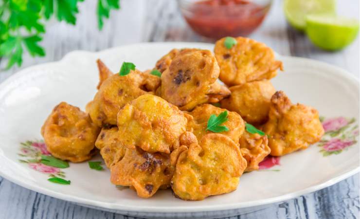 piatto di frittelle di verdure