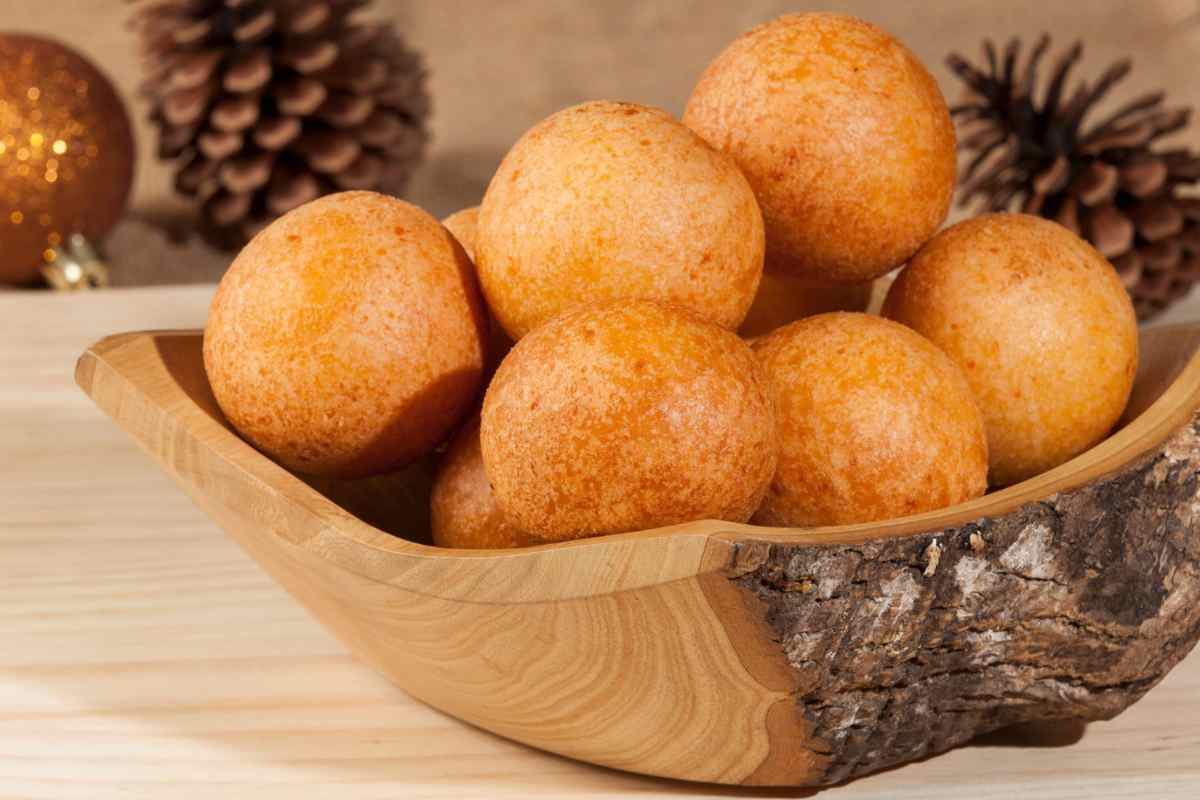 Palline di formaggio fritte in una cesta