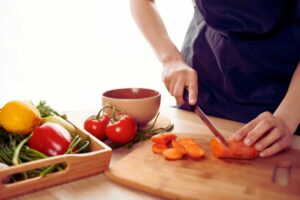 mano taglia verdure sul tagliere
