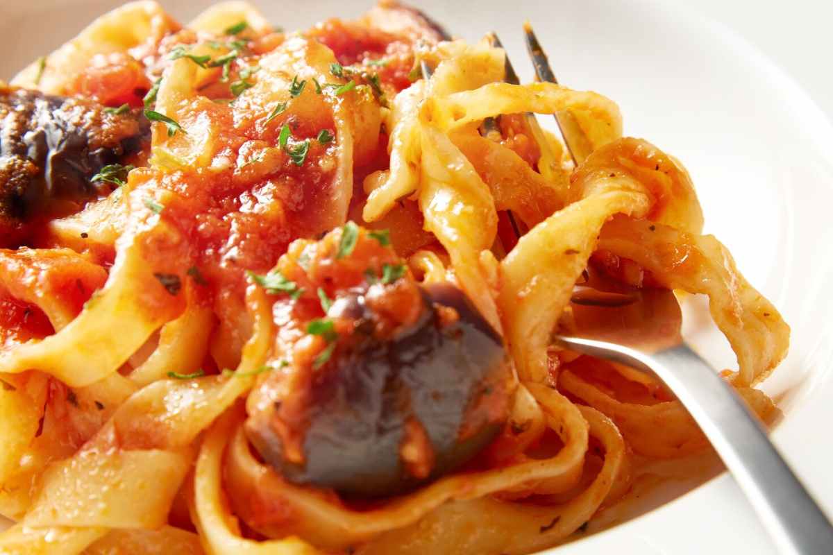tagliatelle con sugo e funghi