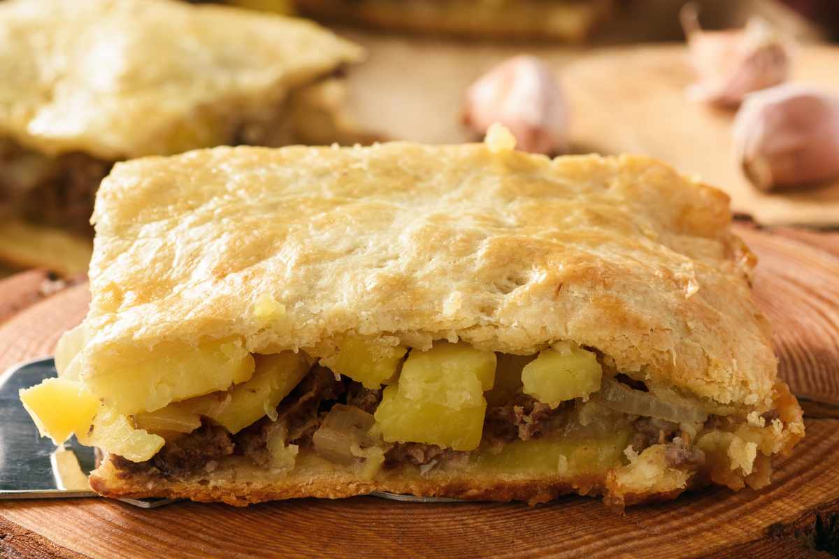 fetta di torta salata patate e salsiccia