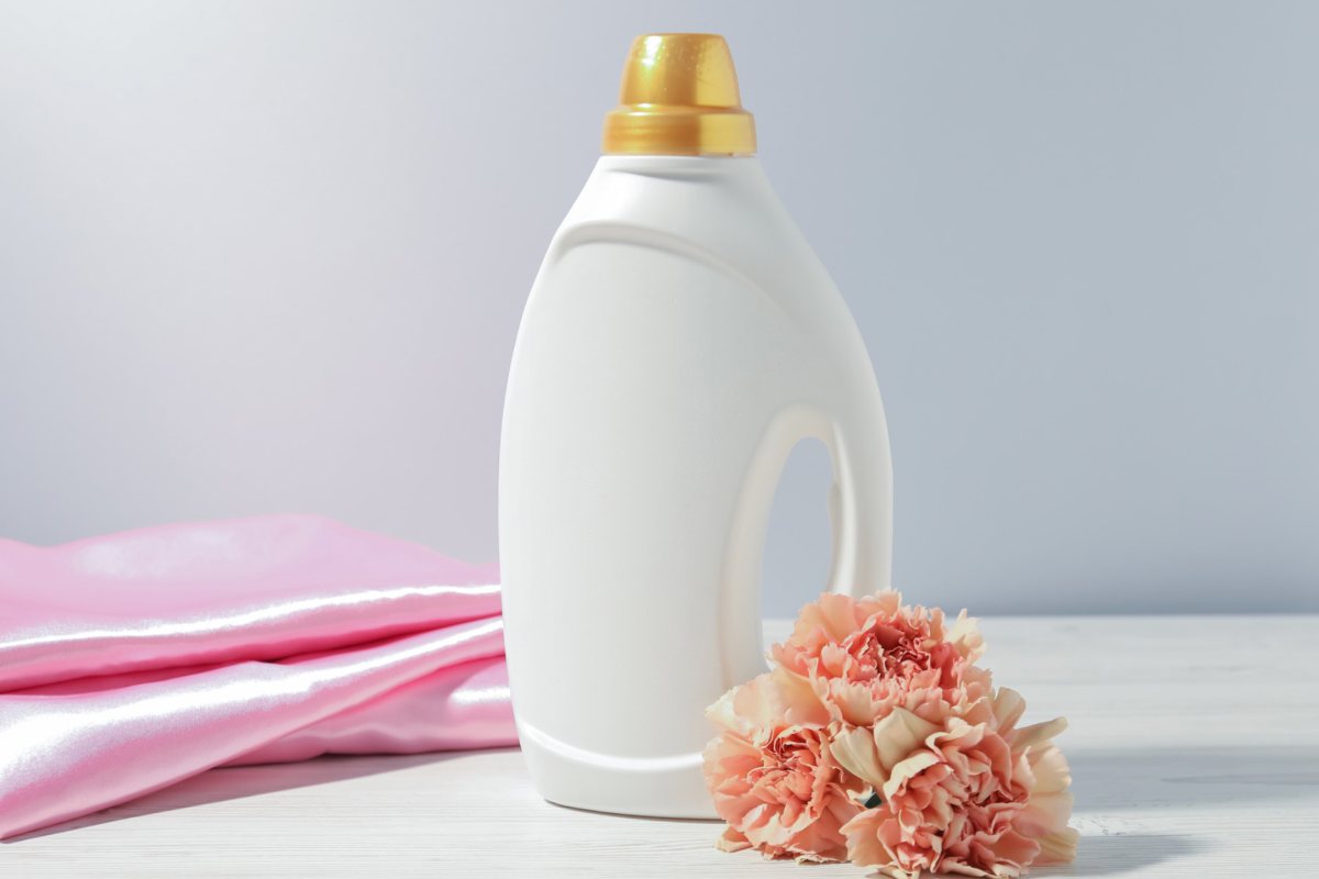 Confezione di ammorbidente con fiori e tessuto rosa