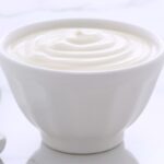 Yogurt bianco in una ciotola
