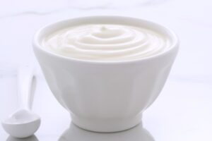 Yogurt bianco in una ciotola