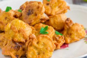 frittelle di verdure in un piatto