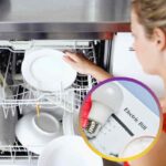 Una donna che carica una lavastoviglie