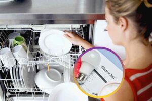 Una donna che carica una lavastoviglie