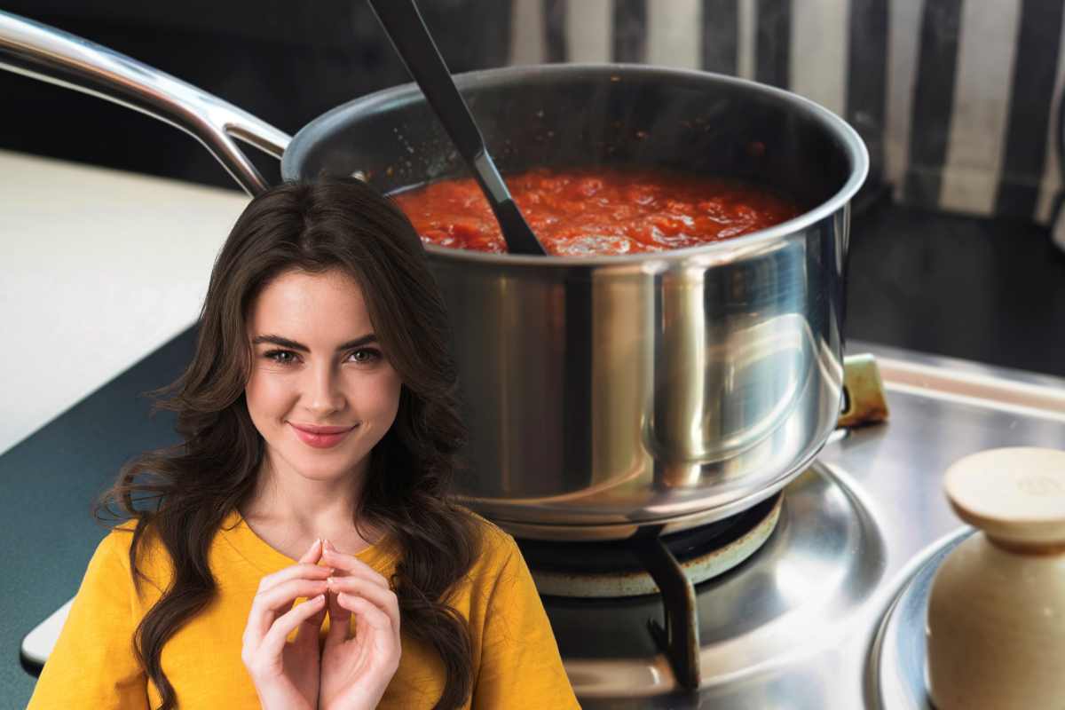 Una pentola con il sugo ed una donna con espressione furba