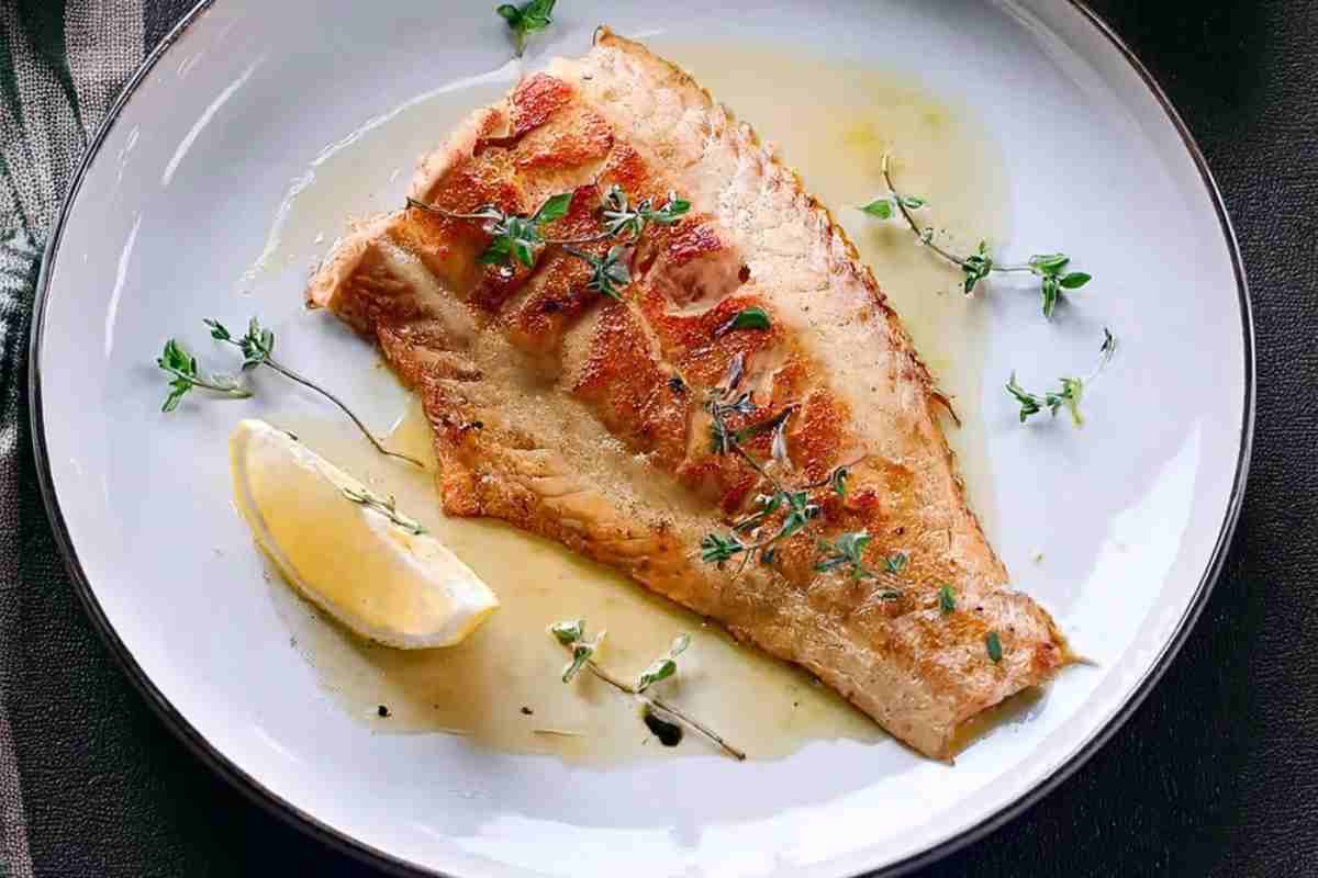 Un piatto di pesce persico in agrodolce al profumo di tè nero