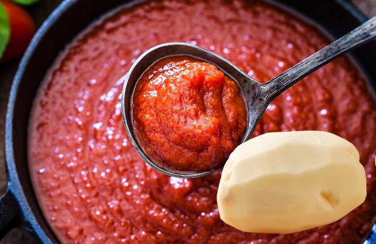 Del sugo di pomodoro in pentola ed una patata