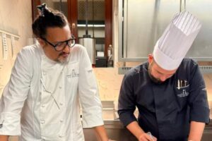lo chef alessandro borghese assieme ad un suo dipendente nella cucina del suo ristorante