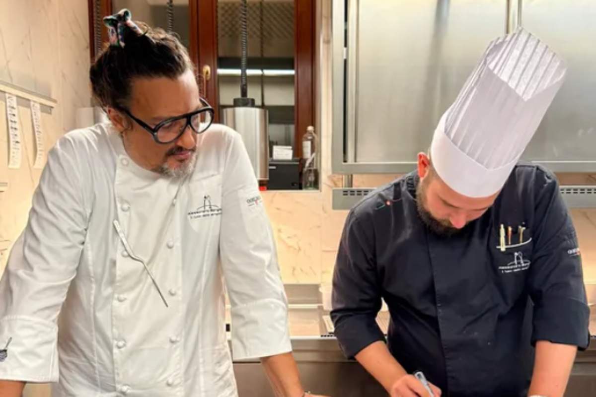 lo chef alessandro borghese assieme ad un suo dipendente nella cucina del suo ristorante