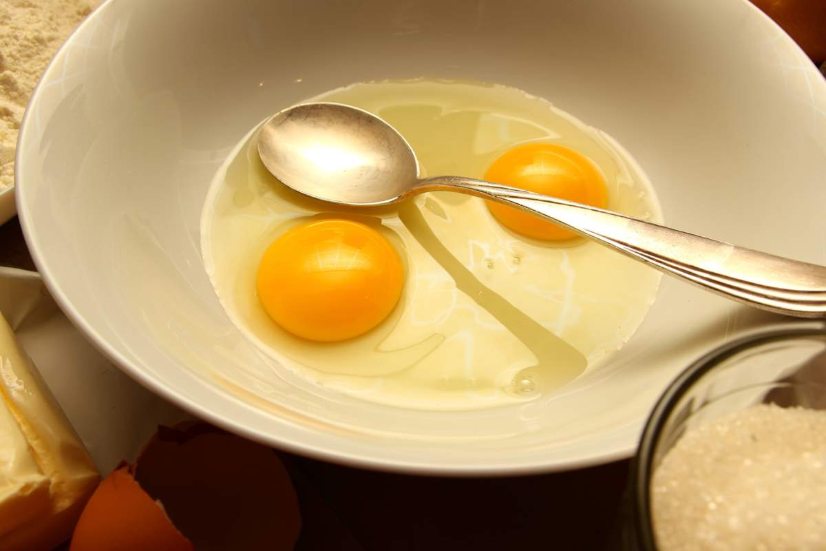 Due uova aperte in un piatto