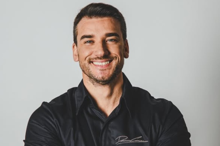 damiano carrara sorridente in primo piano