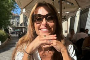benedetta parodi che sorride seduta al tavolino di un bar