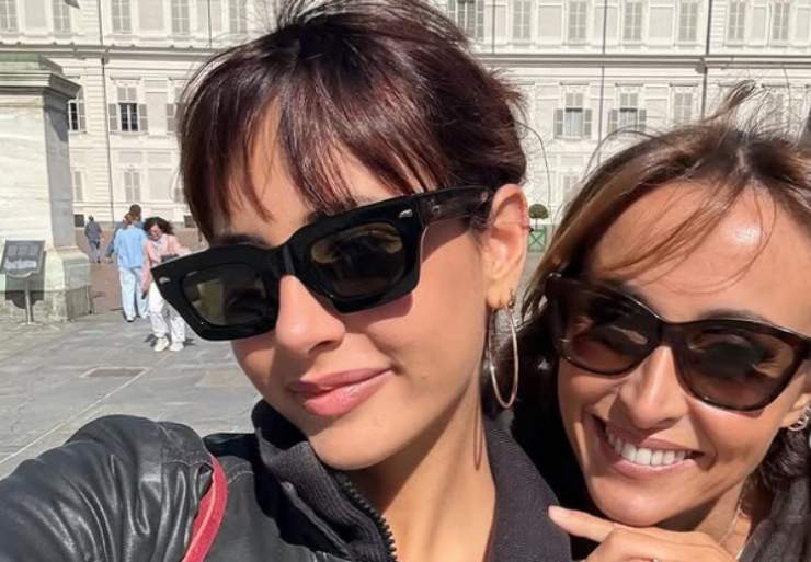 benedetta parodi insieme alla figlia matilde caressa